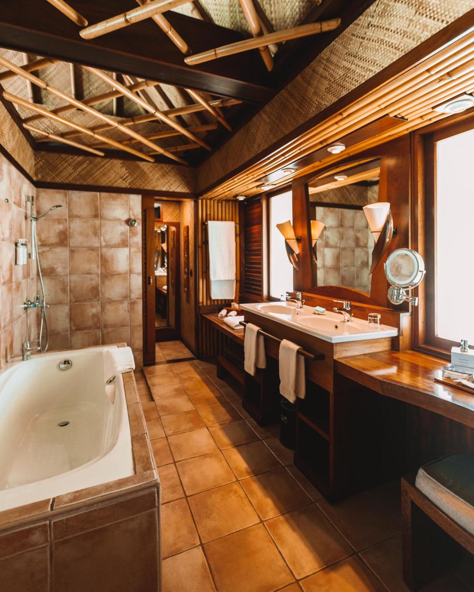 Overwater Bungalow King Bed Mountain View